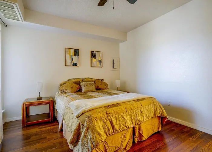 Walk To Shops & Museums! Worth W/ Pool Holiday home Fort Worth